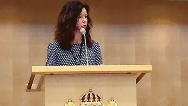 Eva Lindh trivs både i talarstolen och i riksdagen. Foto: Privat