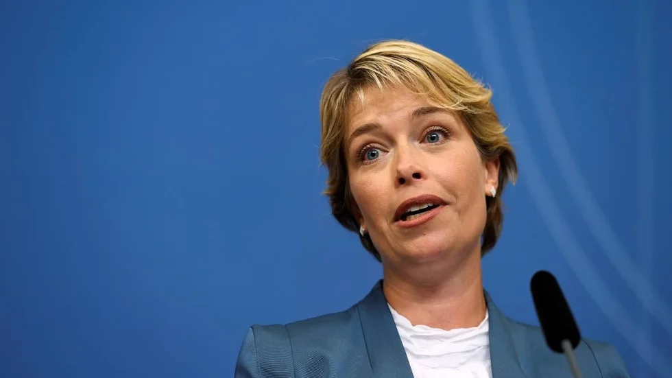 Annika Strandhäll. Socialministern är på turné för att prata vård.