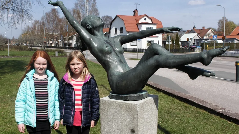 Stina Klavins, Molly Ainemo och Siri Vrethammar (saknas på bilden) vill att kommunen tar bort statyn med den nakna flickan utanför deras skola.