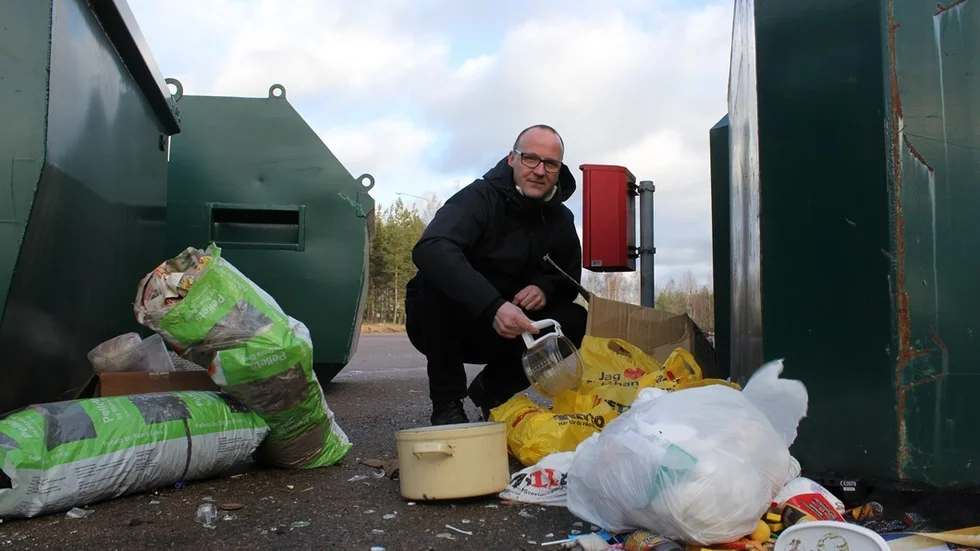 Magnus Sandström bland en hel kasse med använda blöjor, en gryta, kaffebryggare, madrass och hushållssopor. Nedskräpningen har tyvärr blivit vardag för personalen på FTI.