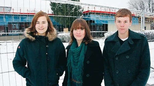 "Varför kommer inte nya entrén att vara till för alla" undrar gymnasieeleverna Louise Johansson, Cornelia Moberg och Jesper Banck, som upptäckt detta under en miljökunskapkurs.