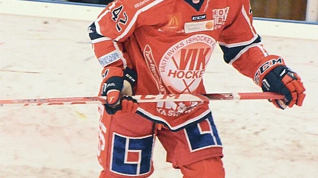 Västerviks IK kan tvingas undvara sin nyckelback Oscar Drugge i upp till fem veckor. Det uttänjda ledbandet gör i så fall att han inte är aktuell förrän när Allettan drar i gång. Foto: Viktor Allvin