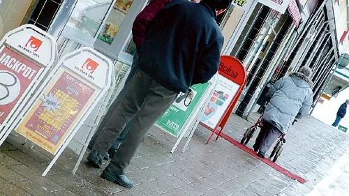 Skyltar utan tillstånd. Skaran med skyltar som placeras på trottoarerna vållar problem för många.