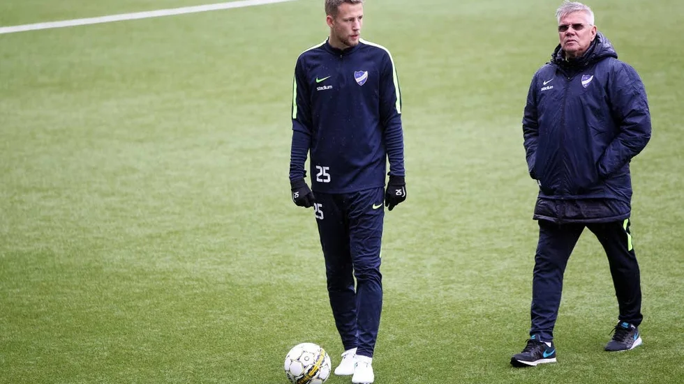 IFK Norrköping sörjer Bo Almcrantz, som tidigare i veckan avled, 76 år gammal. Här tillsammans med backen Filip Dagerstål. 