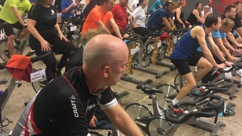 Spinning. 600 personer cyklade flitigt till förmån för Barncancerfonden.