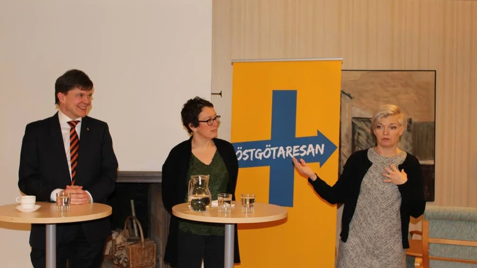 Mediepolitik. Fr v riksdagsledamot Andreas Norlén (M), publicistklubbens Anna-Karin Thorstensson och publisher Anna Lindberg som gemensamt debatterade lokaljournalistiken.