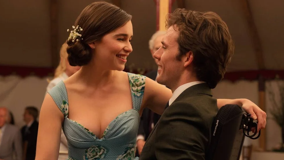 Kärleken spirar mellan Lou och Will (Emilia Clarke och Sam Claflin) i Livet efter dig, en romantisk komedi som är både förskräcklig och förtjusande.