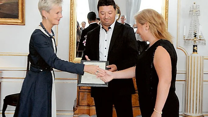 Kirakola och Damian De Luca tog emot priset Årets Nybyggare.