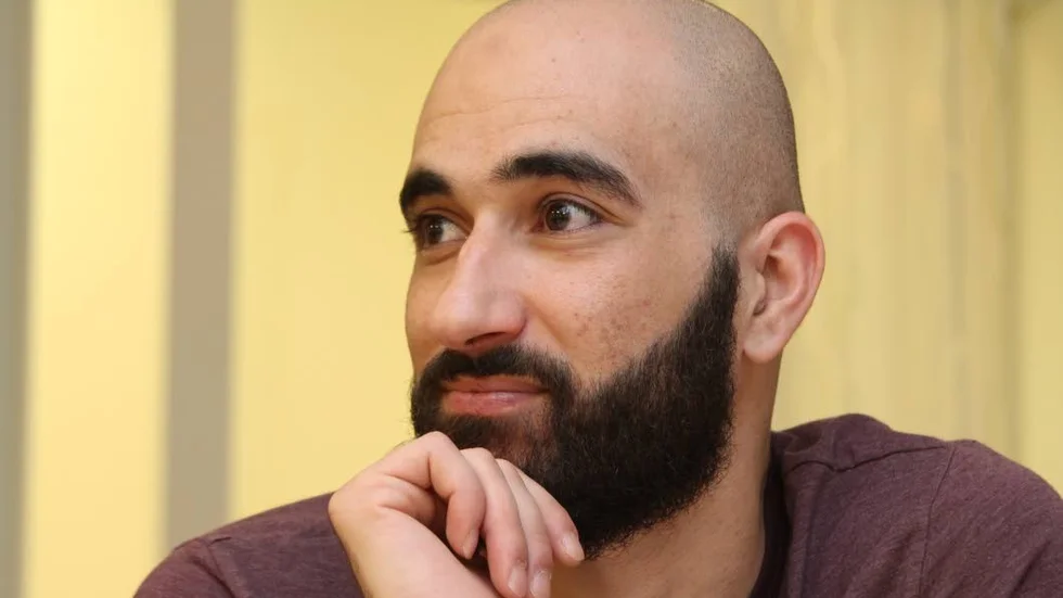 Svårt. Oais Alzoubi tycker det är stor skillnad på skrift- och talspråket.