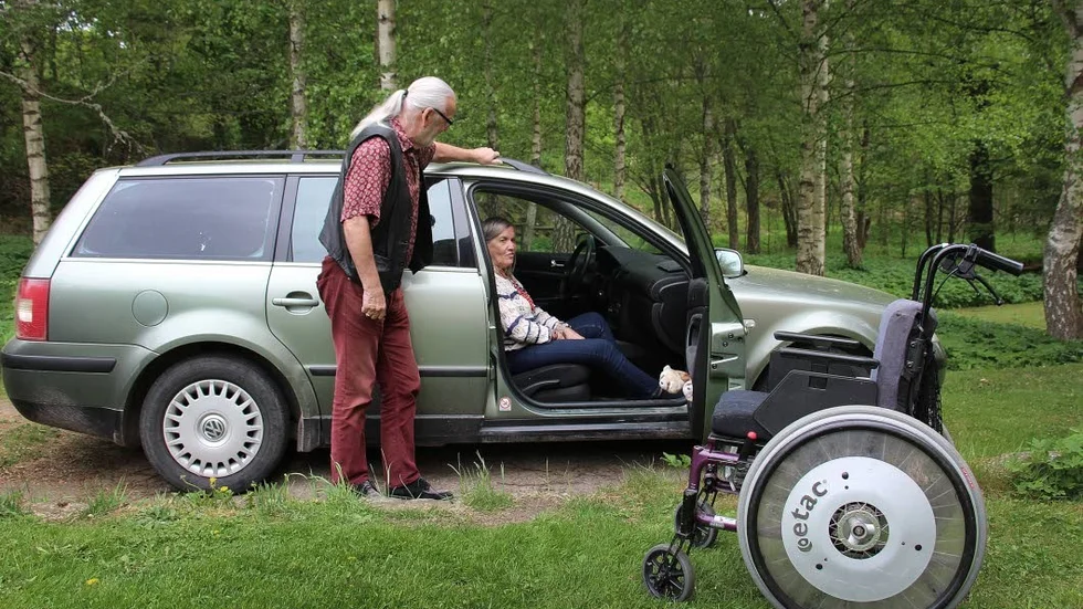 Gull-Britt Roos får avslag på sin ansökan om parkeringstillstånd för rörelsehindrade.