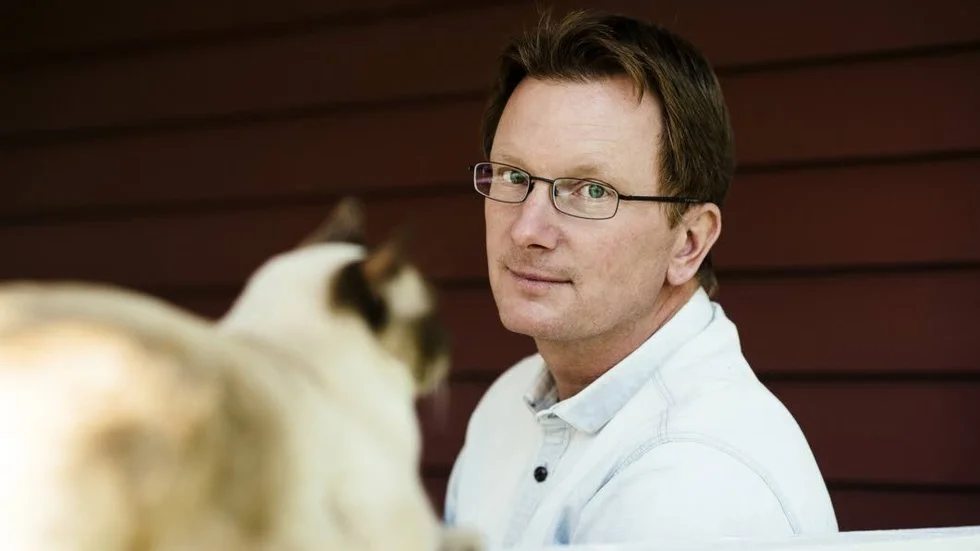 Bo Söderström, född 1967, är docent i biologi och arbetar som chefredaktör på Kungliga Vetenskapsakademien i Stockholm. Han har tre egna katter, två burmor och en blandraskatt.