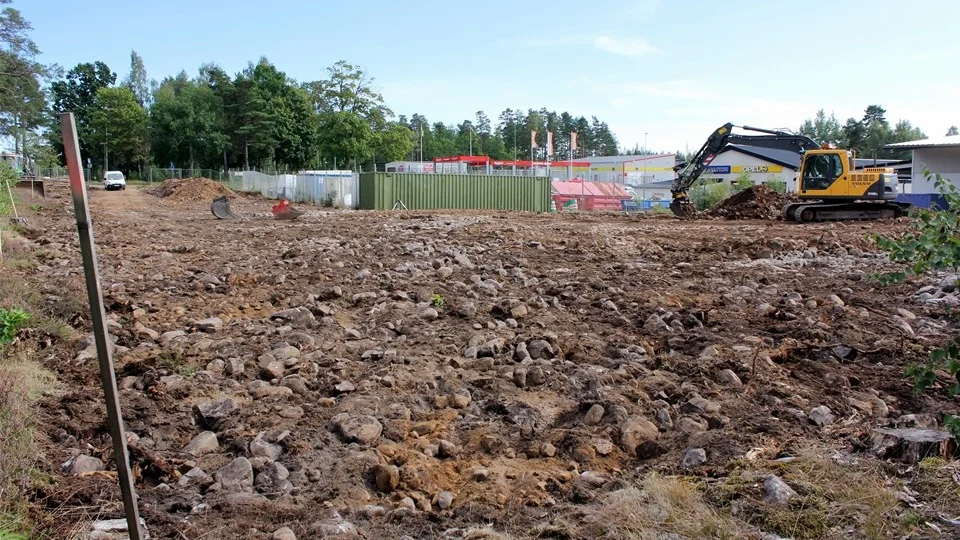 Den nya uppställningsplanen är på 2500 kvadratmeter och kommer bland annat rymma parkering, lagercontainrar samt ny infart.
