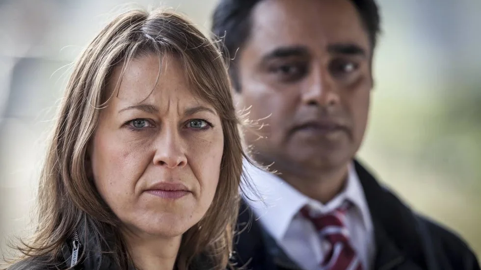 Lysande. Nicola Walker som kommissarie Cassie Stuart i "Saknad, aldrig glömd" i bakgrunden och kollegan Sunny Khan (Sanjeev Bhaskar).