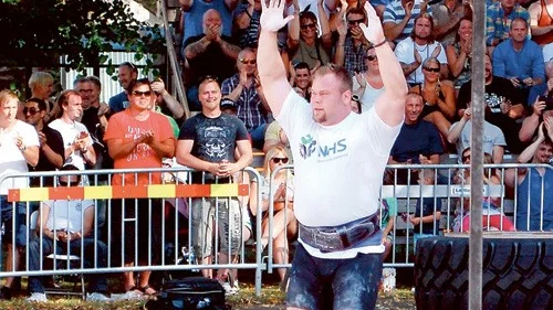 Johannes Årsjö, bördig från Vimmerby, är återigen Sveriges starkaste man. För femte gången i följd tog han hem tävlingen. Nu väntar Världens starkaste man-tävlingen i Kina.