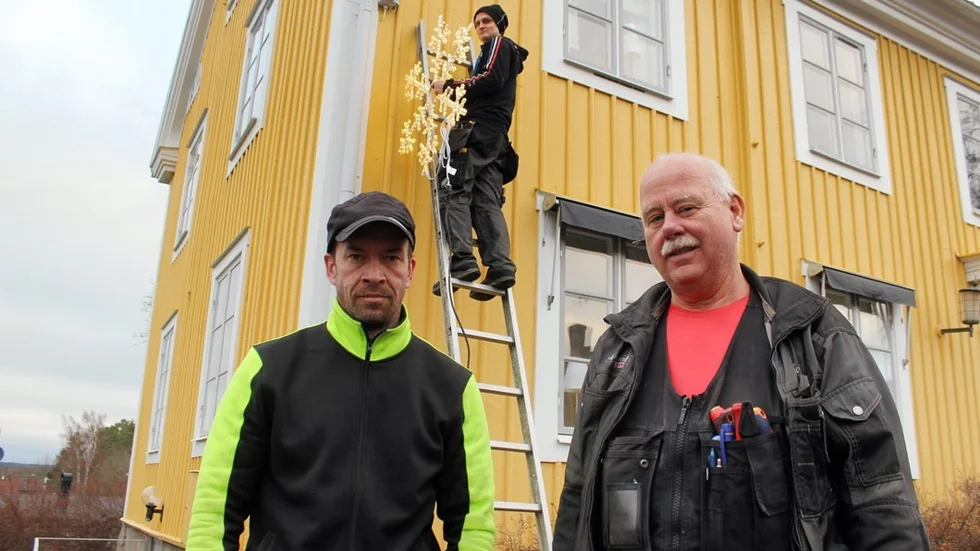 Juldekorationen monteras på 13 fastigheter istället, sedan Trafikverket sagt nej till att använda lyktstolparna. Patrik Zeilon och Jan-Olof "Jos" Svensson är glada över att en 50-årig tradition bevaras. På stegen: Alex Engström.