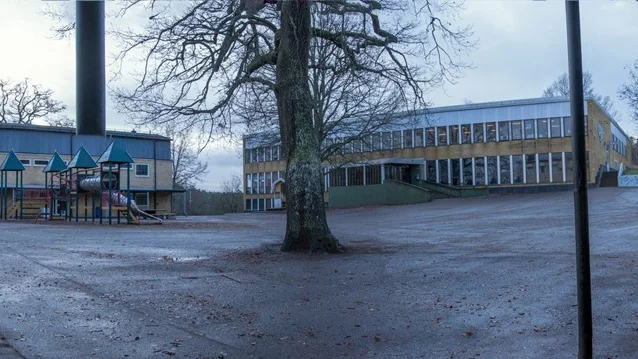 Skolgården behöver rustas upp enligt klassen.
