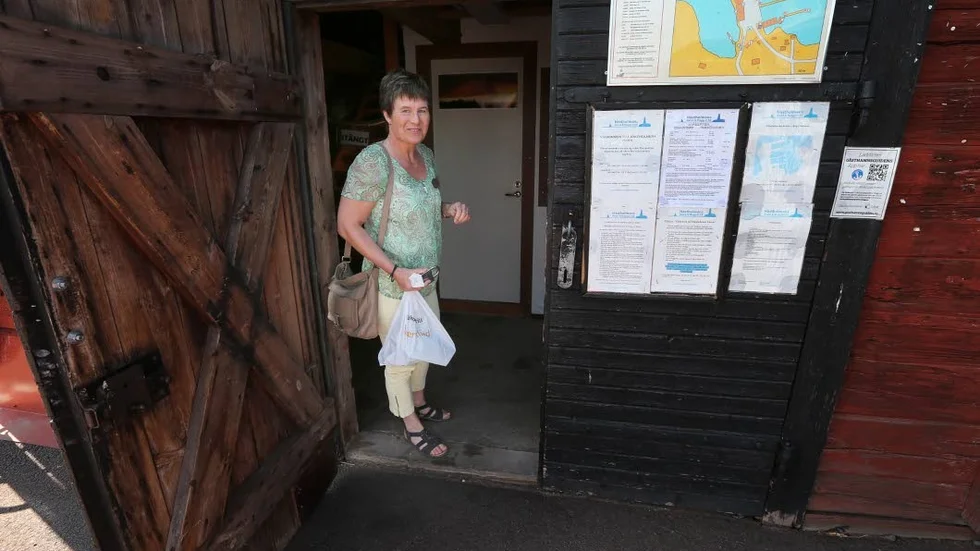 Hästholmen. I det gamla hamnkontoret finns Ödeshögs turistbyrå juni till och med augusti.