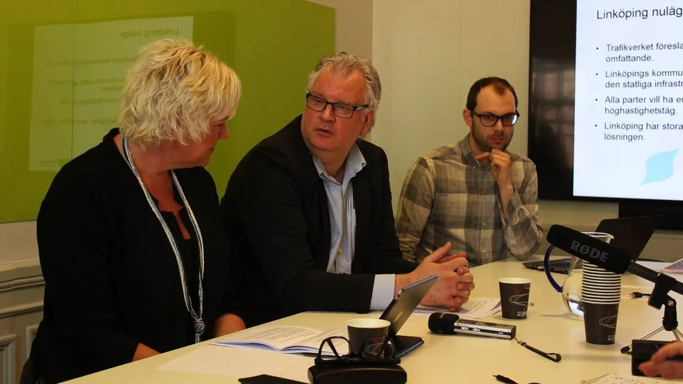 Kommunstyrelsens ordförande Kristina Edlund (S) är helt överens med oppositionsledaren Paul Lindvall (M) om hur den nya järnvägen ska byggas. Oscar Lindgren är tjänstemannen som tar fram underlag till politikerna.
