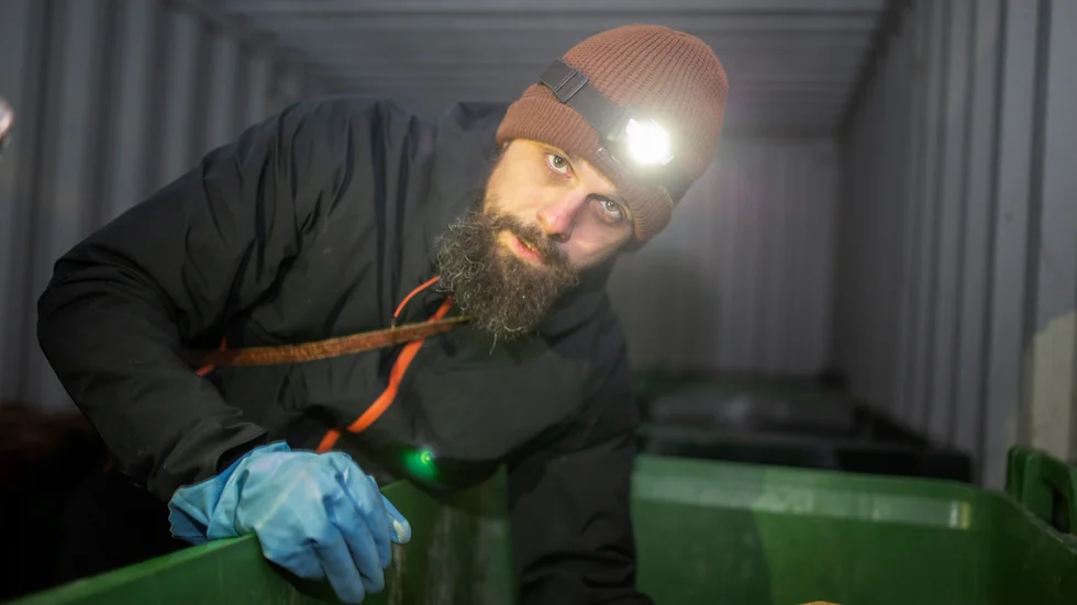 Tomater är vanligaste fyndet av alla. Andreas Jakobsson hackar, kokar och fryser in dem. Han gör alla såser som tacosås, tomatsås och soppor från grunden. Näst efter tomater är det paprika som slängs otroligt mycket, säger han.