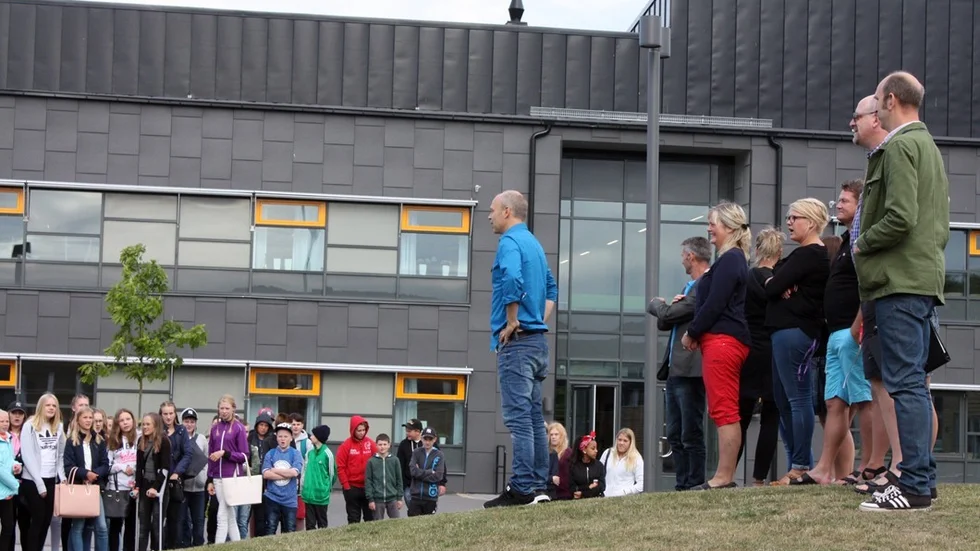 Rektor Johannes Kullered och mentorerna hälsade de nya sjuorna välkomna. Foto: Erica Månsson