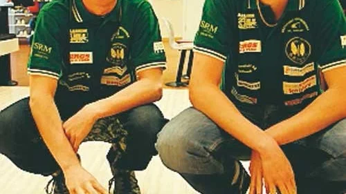Bowlingkillarna Glenn och Niclas kan spela upp Flax i högsta serien. På söndag spelas den avgörande matchen.