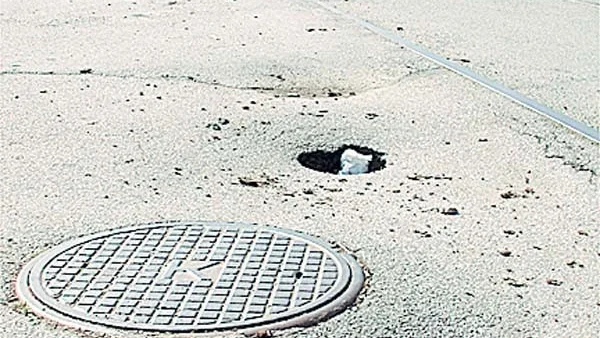 Så här ser marken ut längs med en större del av hamnen. På bilden kan man se flera av groparna och Bo Svensson tycker att det är fruktansvärt att inget görs åt de hål och gropar som finns i asfalten vid hamnen i Västervik.