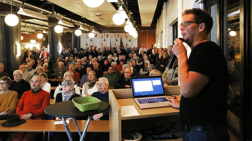 Patrik Flisbäck informerar om den planerade cykelvägen.