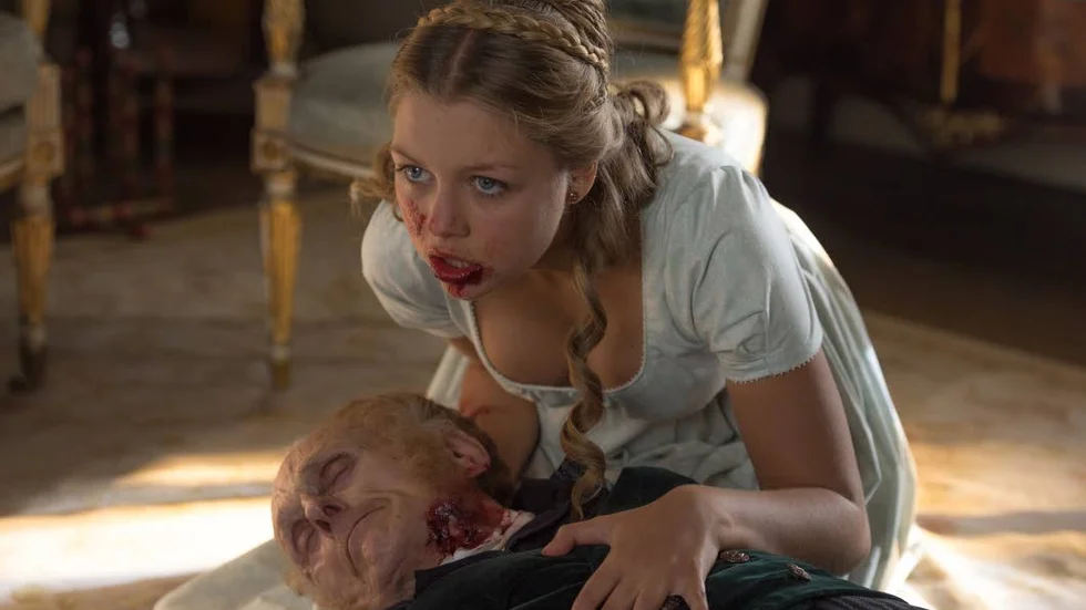 Annabelle (Jess Radomska) smaskar i sig av den äldre generationen i "Pride and prejudice and zombies".