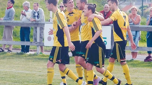 Vimmerby tog en skön skalp i och med 2-0 hemma mot Kinna.