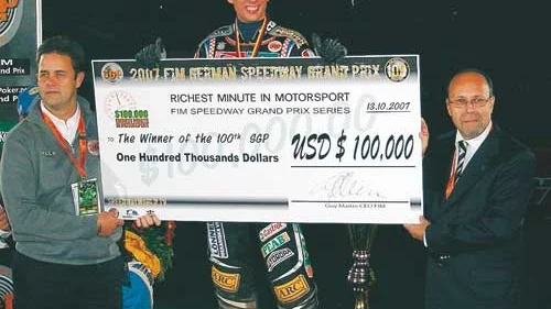 640 000 skäl att le. Andreas Jonsson med den största prischeck som någon speedwayåkare någonsin vunnit på en och samma tävling.