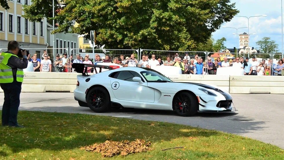 Första varvet i racet klart för Ted Lindsten i en Dodge Viper. Foto: Sven-Olof Nilsson.