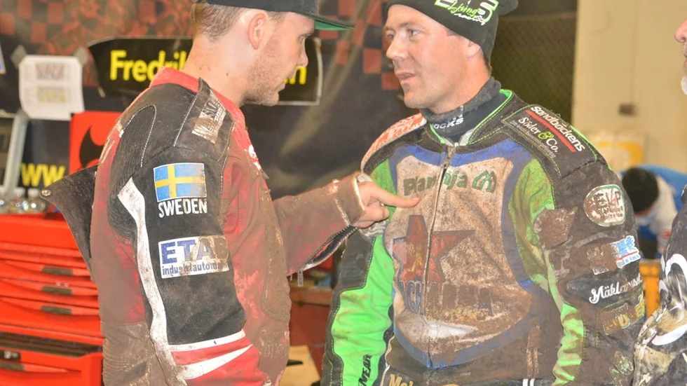 De gamla lagkamraterna i Dackarna, Michael Jepsen Jensen (numera i Smederna och Peter Ljung, i dispyt i depån efter en incident i heat 13. Foto: Micael Rundberg