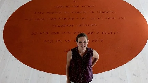 Laila Kongevold, från Norge, har gjort en stor installation av kryddor i konsthall Betel.