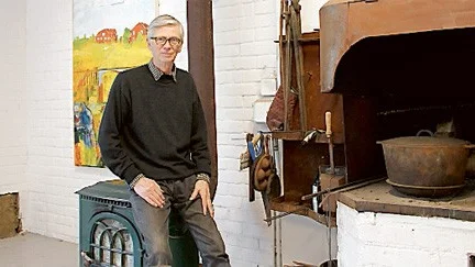 Bo Ericsons farfar jobbade på den gamla smedjan. Hans arbetsplats var i samma rum som Bo Ericson nu ska ställa ut sina tavlor i.