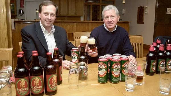 Trots ett jobbigt år ser vd Henrik Dunge, t v, och bryggmästare Albert Wiesgickl med tillförsikt på framtiden och litar på Åbros erkänt goda öl.