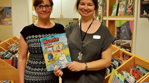 I år hyllas Mumintrollen lite extra på biblioteket i Västervik. På bild Sofia Nordell och Anna Carlsson.