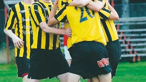 Gullringen jublar och Petter Svensson omfamnas efter sitt 1-0 som fick Gullringens nervositet att släppa.