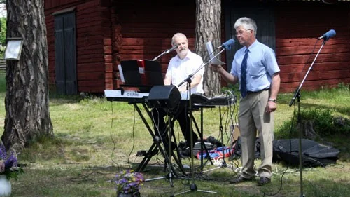 Inge Danielsson och Wåge Olofsson underhöll med sång och musik på Bellös första nationaldagsfirande.