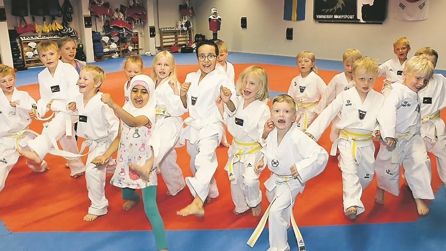 Knatteavslutning Taekwondo för de yngsta 5-7 år. Foto: Roelof Stroetinga