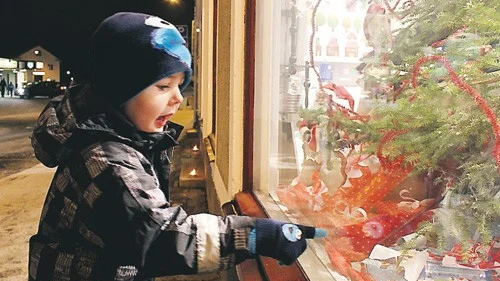 Elias Hed från Hultsfred hittade många roliga leksaker i stadens butiker.
