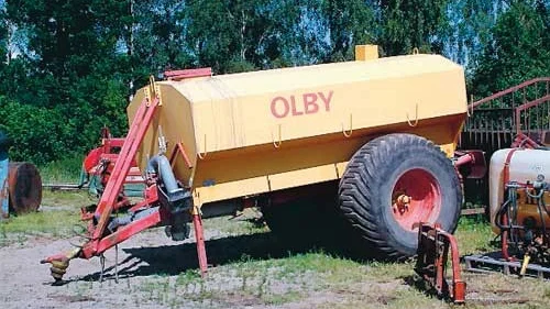 Brandredskap. Gödseltunnan rymmer 8 000 liter vatten och kan fyllas på ungefär två minuter.