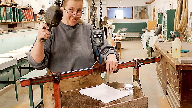 Eva-Marie Karlsson har jobbar som stengravör i 35 år. Västerviks Stenhuggeri AB heter företaget numera. Här gör hon dekorationer, graveringar och förgyllningar på alla gravstenar. Ett yrke som aldrig får bli slentrian.