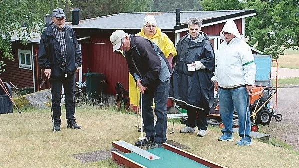 Åke Eriksson och gänget trotsar vädret med minigolf.