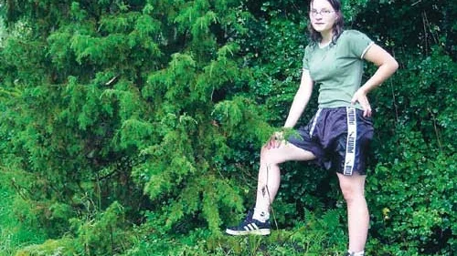 Det syns inte mycket av det gamla soldattorpet. Men grundstenarna finns kvar visar Anna Johansson som i sommar lagt mycket tid på att forska om knektarna på Graneberg.