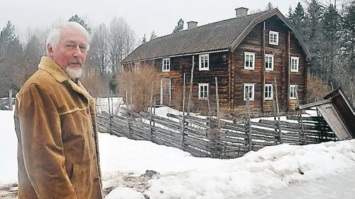 Harry Carlsson, Rumskulla, blev Stiftelsen Ösjöfors Handpappersbruks sista ordförande. Nu är stiftelsen upplöst och fastigheterna, bland annat den pampiga mangårdsbyggnaden, kommer att säljas.