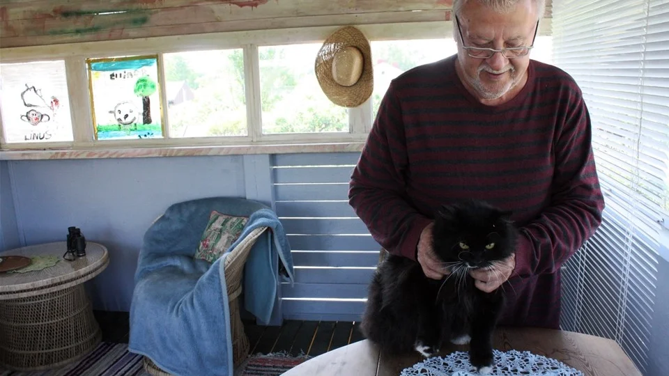 Konstnären Hans Åsberg är nu bosatt i Rimforsa med katten Albin vid sin sida. Foto: Erica Månsson