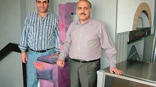 Hussein Hassan och Mustafa Badran vid en av de skulpturer som Anders Lindgren skapat i den nya restaurangen.