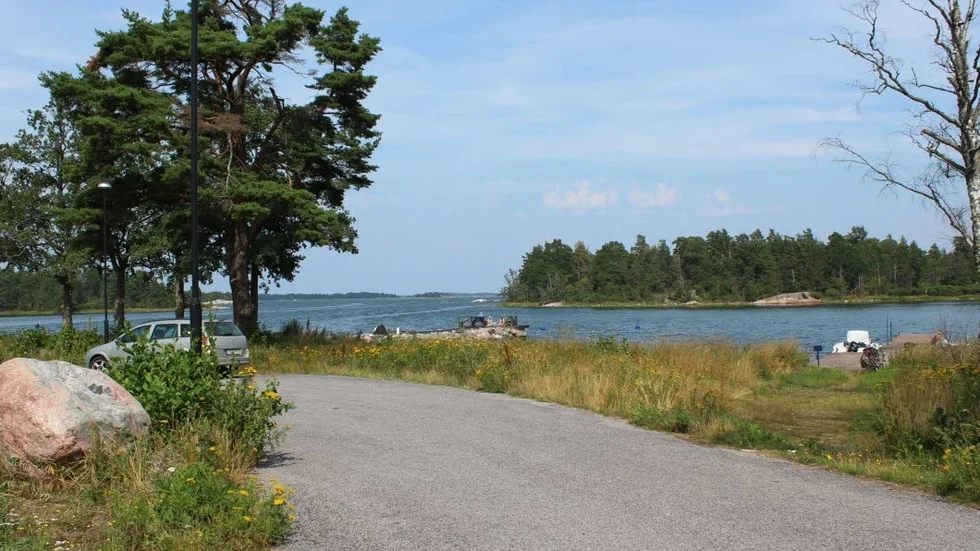 Om flera parkeringsplatser byggs vid Kroken, liksom grillplats, kommer trafiken på hela Gränsö att öka, och värdet på husen vid Kroken kommer att sjunka dramatiskt. Det befarar 16 boende i området som nu vill få till en dialog med politikerna.