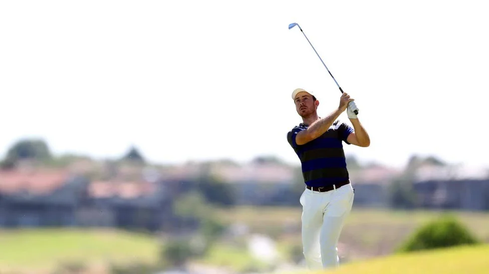 Axel Östensson fortsätter spela bra golf i kvalet till Sunshine tour i Sydafrika.