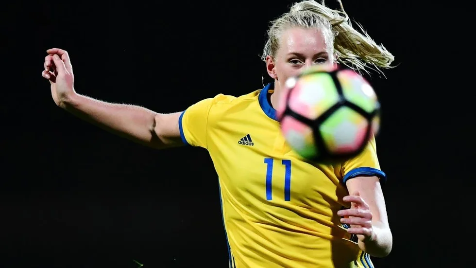 Ett avslaget näsben stoppar Stina Blackstenius från spel i årets sista landskamp i helgen.